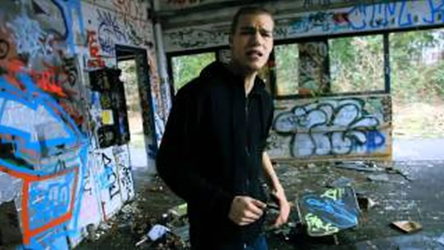 Mt-Filmdesign - Markus Thiele, Ein Kind steht in einem alten Gebäude mit Graffitiwänden