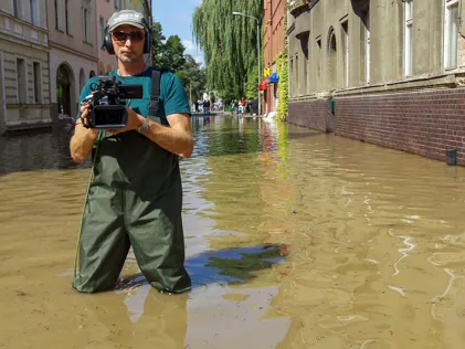 Mt-Filmdesign - Markus Thiele, Cameraman stands in muddy water