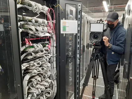 Mt-Filmdesign - Markus Thiele, Cameraman shoots data servers